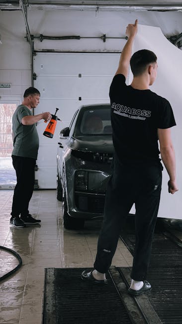 Herramientas de ingeniería y planos sobre una mesa de trabajo